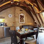 Апартаменты Le Grenier Du Chapitre Son Loft Avec Les Poutres Et Sans Les Poutres